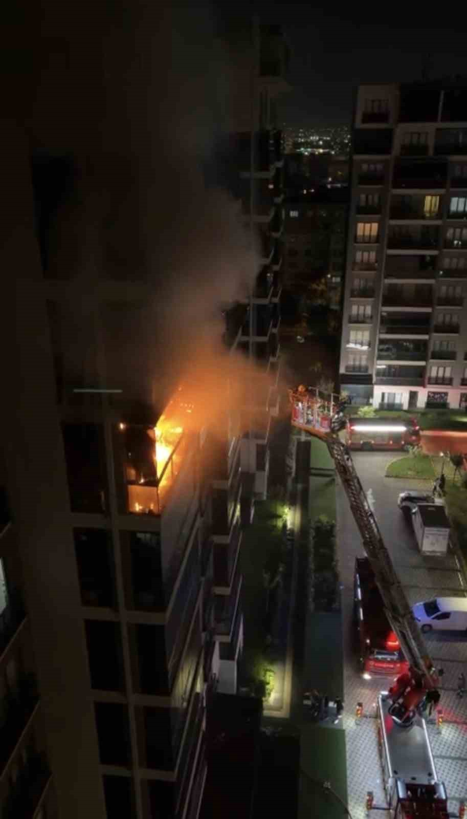 Bursa&rsquo;da apartman dairesinde yangın: 4 kişi dumandan etkilendi