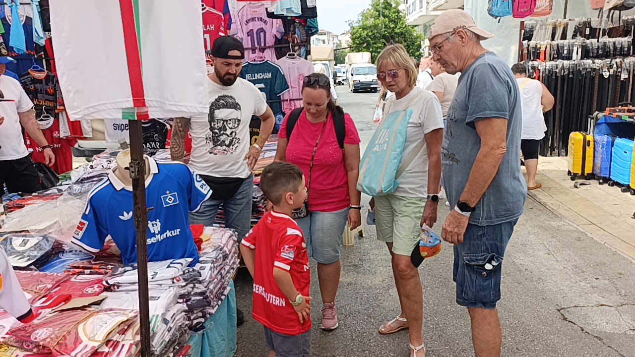 Manavgat semt pazarına turist akını esnafın y&uuml;z&uuml;n&uuml; g&uuml;ld&uuml;rd&uuml;