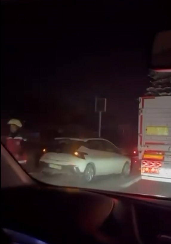 Kontrolden &ccedil;ıkan &ccedil;ekici, biri polis otosu olmak &uuml;zere 3 araca &ccedil;arpıp akaryakıt istasyonuna daldı: 1 &ouml;l&uuml;