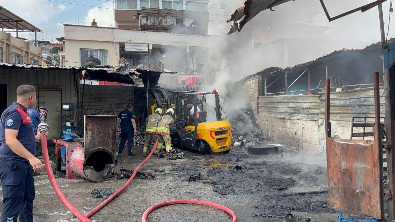 Alevlerin y&uuml;kseldiği iş yeri yangını evlere sı&ccedil;ramadan kontrol altına alındı