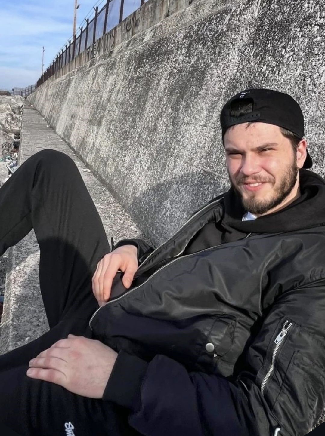 28 yaşındaki gen&ccedil; evinde &ouml;l&uuml; bulundu, kız arkadaşı g&ouml;zaltında