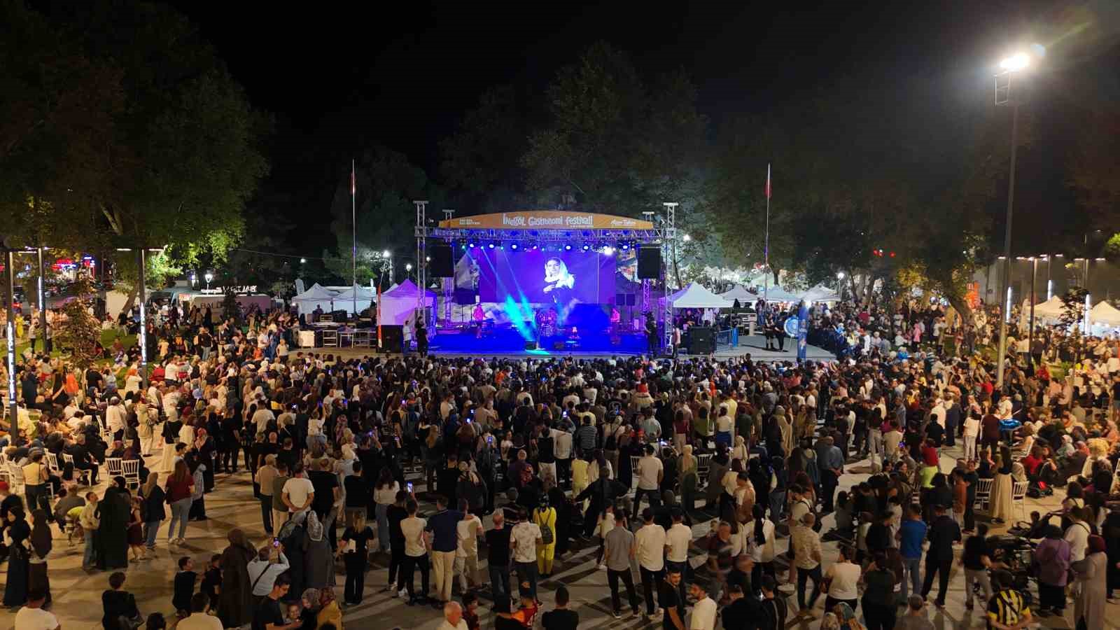 İneg&ouml;l Gastronmi Festivali&rsquo;nde lezzet ş&ouml;leni retrob&uuml;s coşkusuyla ta&ccedil;landı