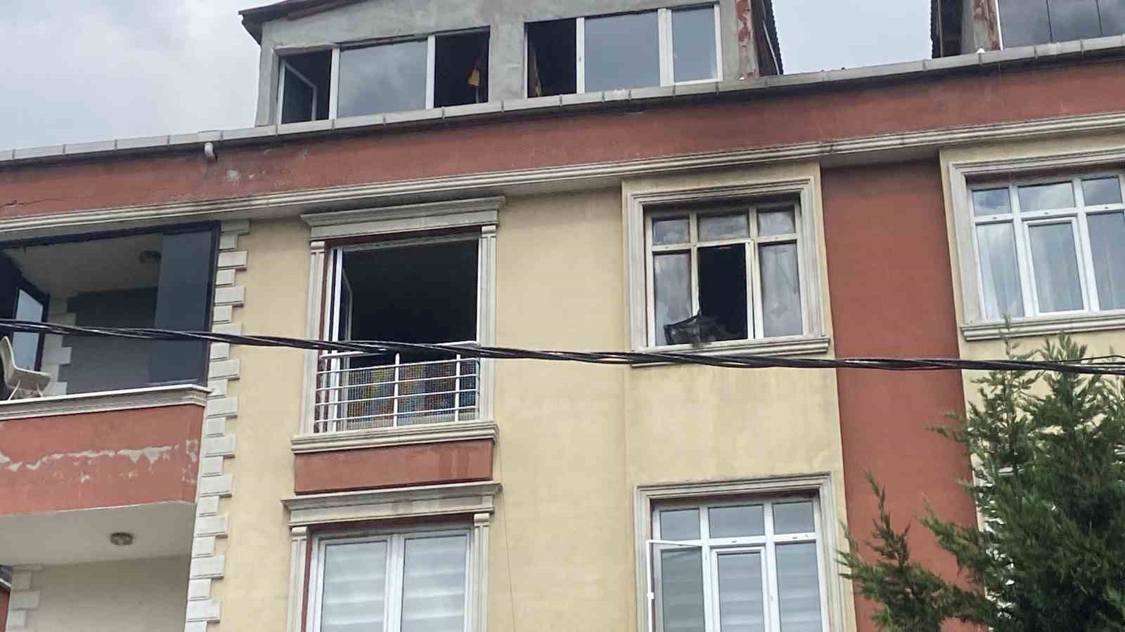 Sultangazi&rsquo;de &ccedil;ocuk odasında başlayan yangın t&uuml;m daireyi sardı: Bina tedbir ama&ccedil;lı boşaltıldı