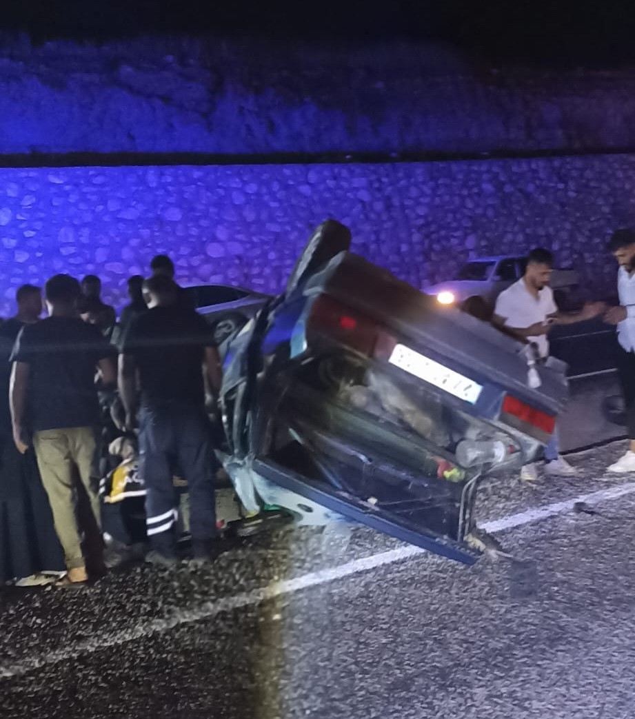 Tekeri yerinden &ccedil;ıkan otomobil takla attı: 5 yaralı