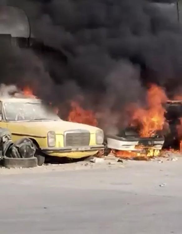 Otomobil yangını diğer ara&ccedil;lara sı&ccedil;radı: 4 ara&ccedil; k&uuml;le d&ouml;nd&uuml;