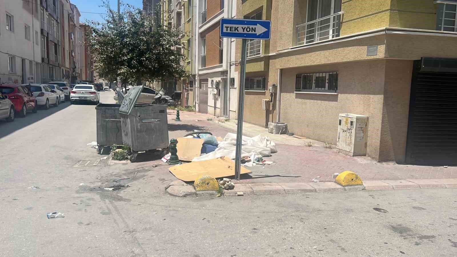 Tepebaşı&rsquo;ndaki sokaklarda &ccedil;evre ve g&ouml;r&uuml;nt&uuml; kirliliğine sebep olan &ccedil;&ouml;pler