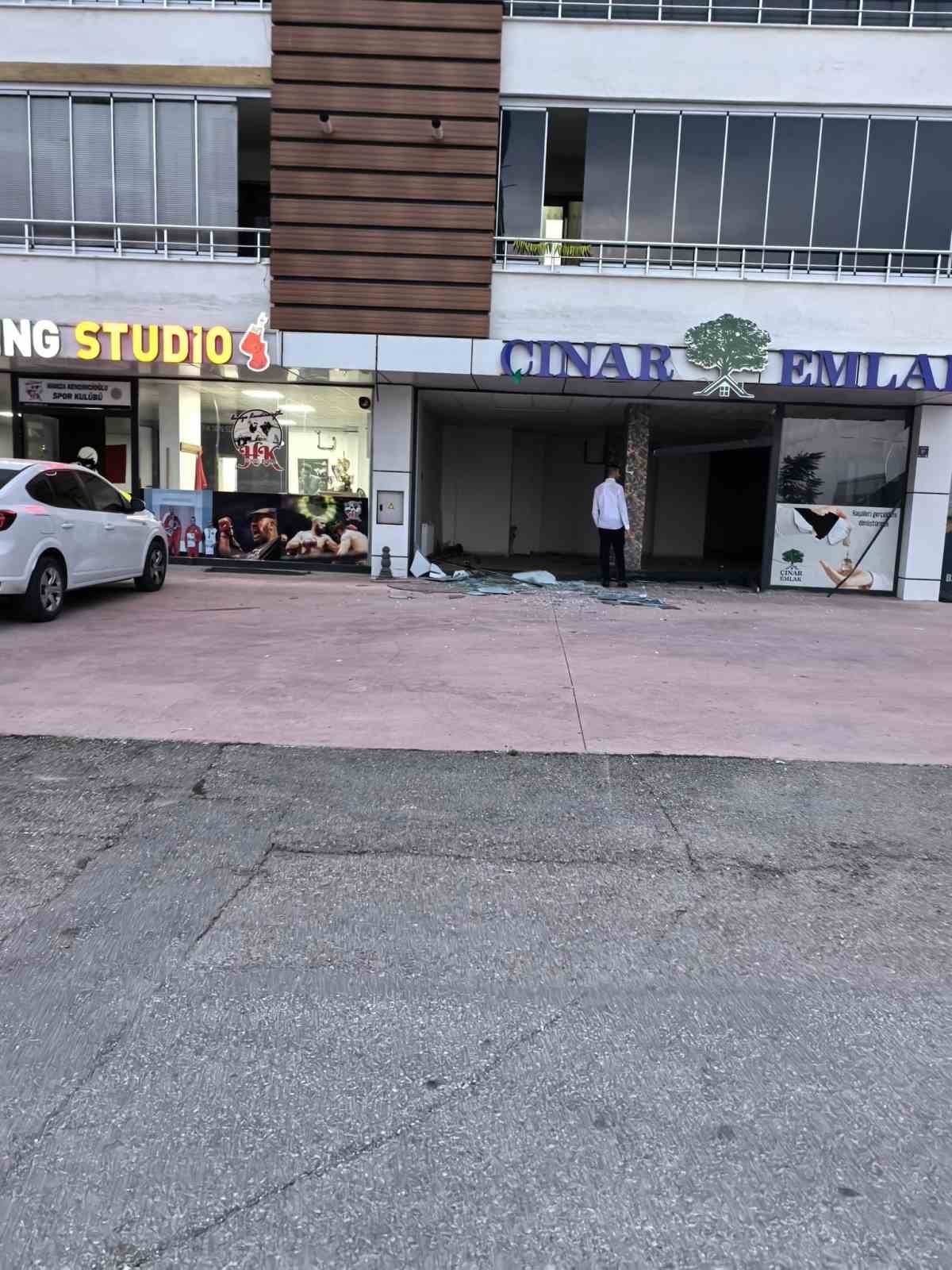 El freni &ccedil;ekilmeyi unutulan ara&ccedil; iş yerine girdi