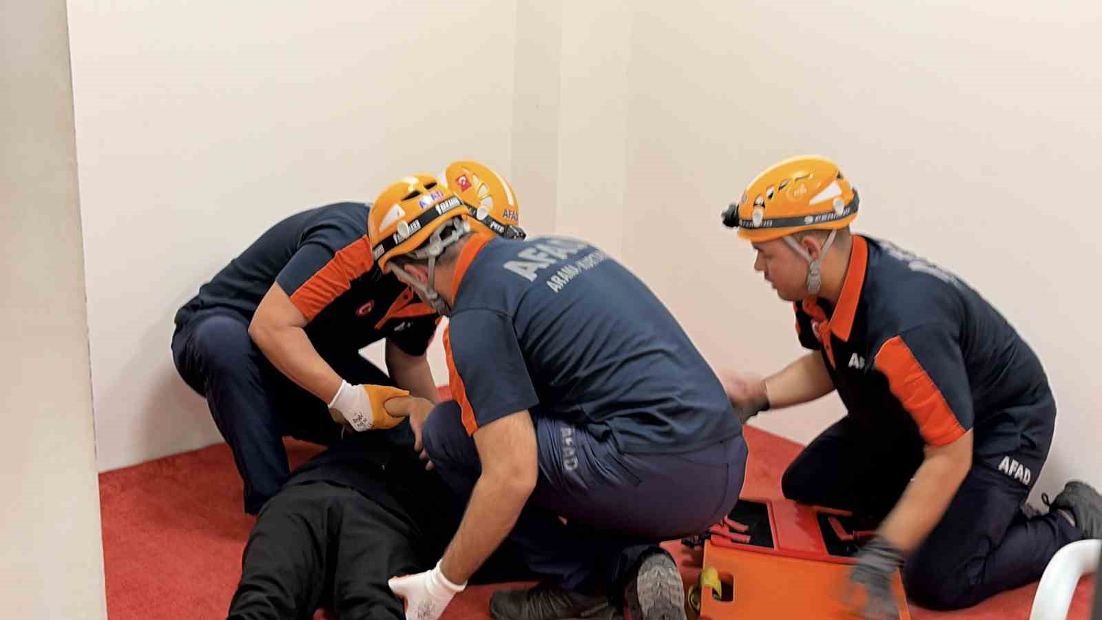Osmaniye&rsquo;de 112 ekipleri bu kez kendi binaları i&ccedil;in alarma ge&ccedil;ti