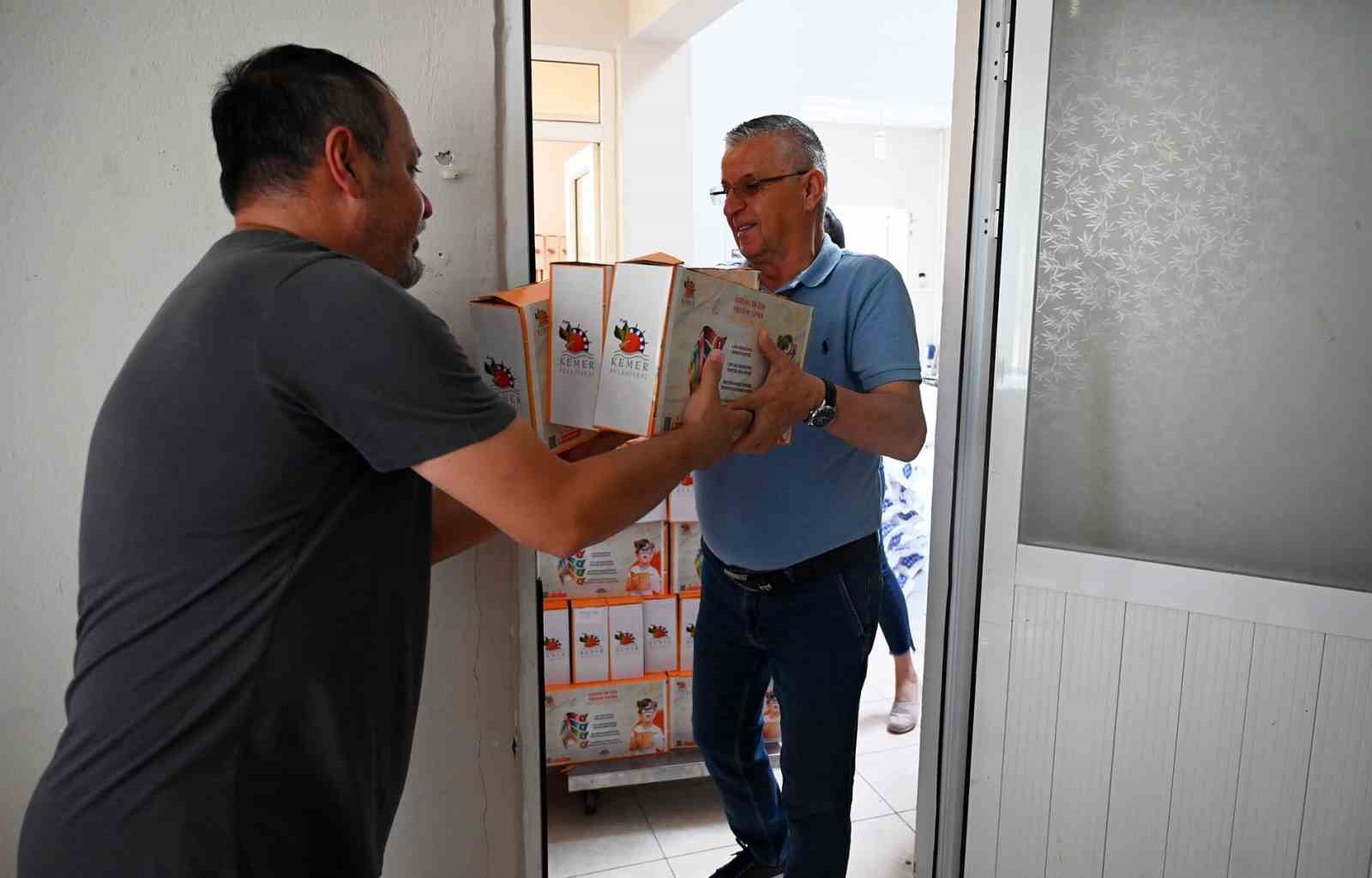 &Ouml;ğrencilerin yeni sezonda kırtasiye malzemeleri Kemer Belediyesi&rsquo;nden