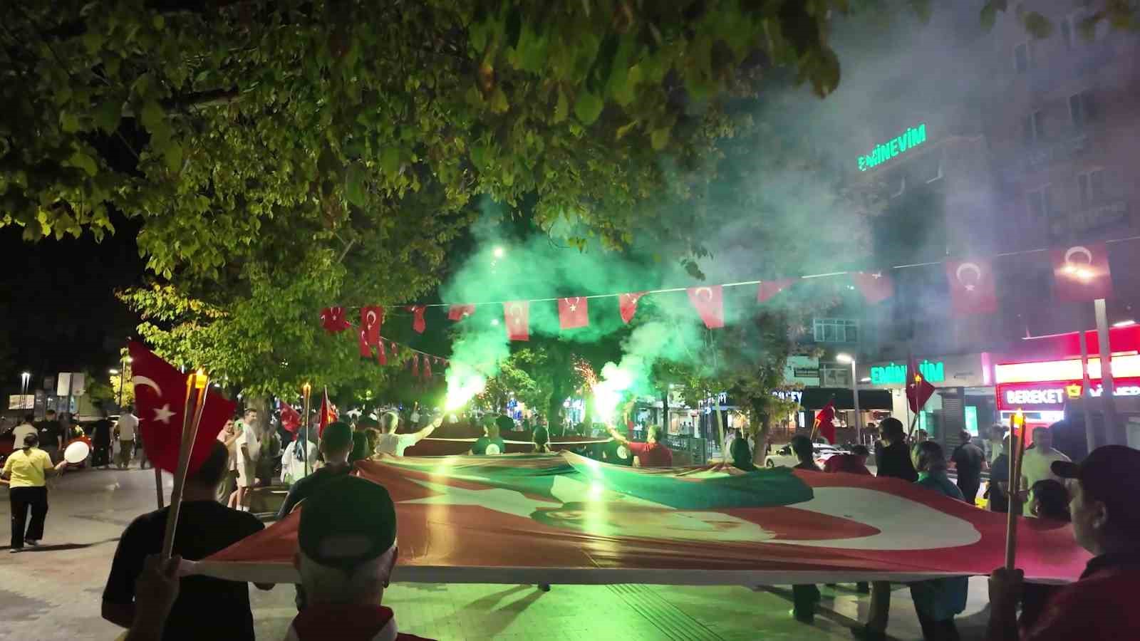 Zafer Bayramı&rsquo;nda İzmit sokakları fener alayıyla aydınlandı