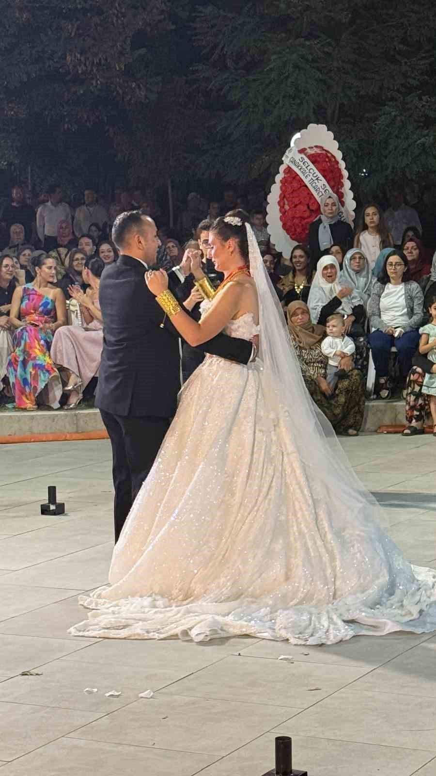 &Ccedil;an&rsquo;da muhtar baba, oğlunun nikahını kıydı