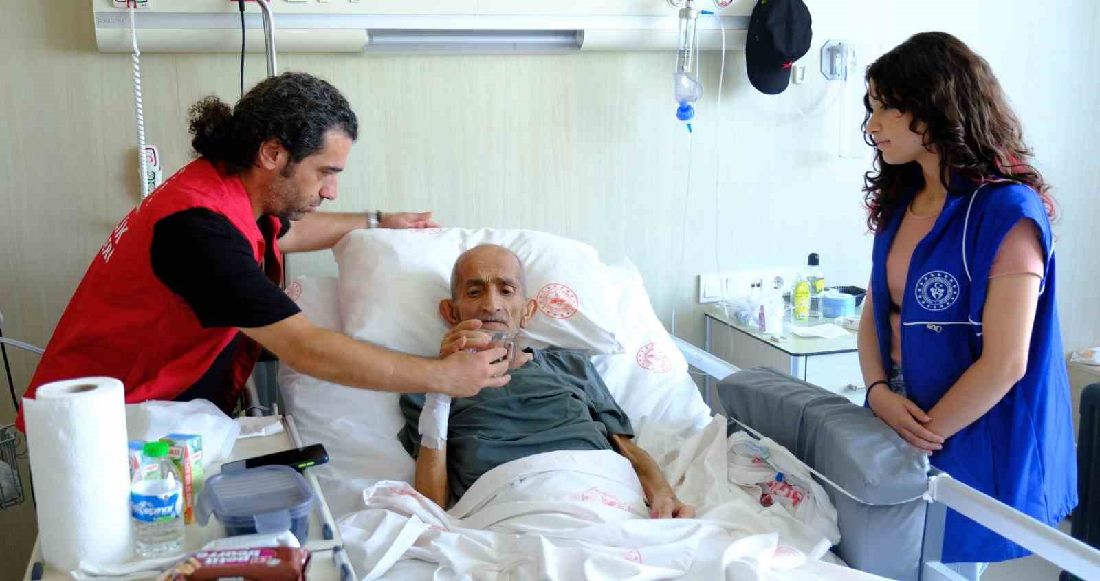 G&ouml;n&uuml;ll&uuml; gen&ccedil;ler, hastaların g&ouml;n&uuml;llerine dokundu