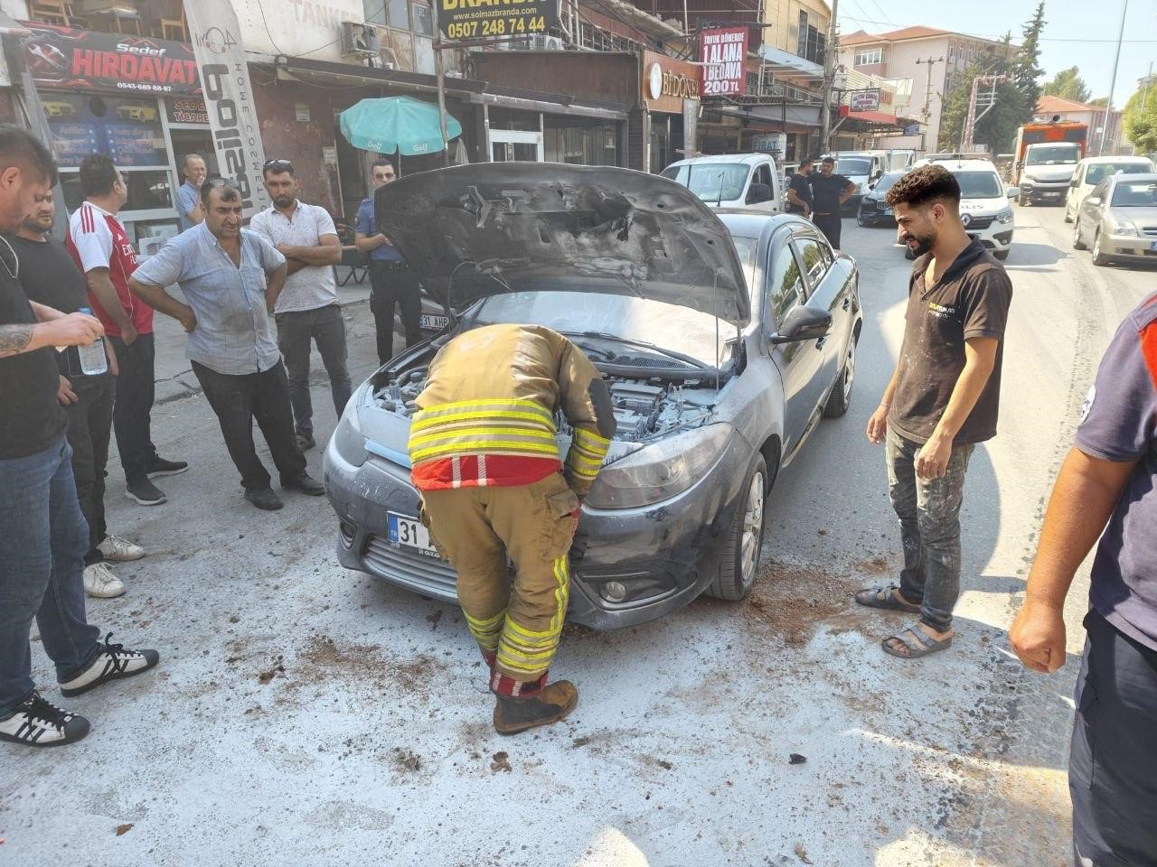 İskenderun&rsquo;da otomobil alevlere teslim oldu