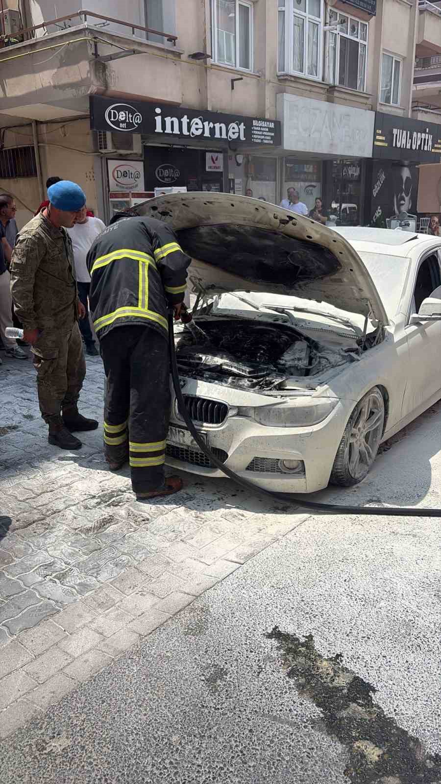 Lüks araç alevlere teslim oldu