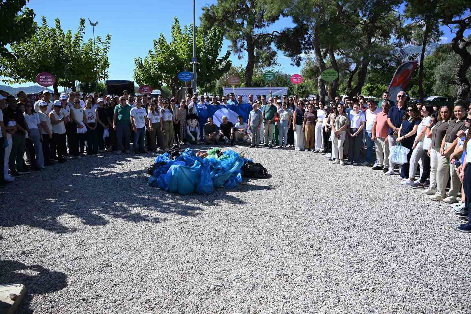 Kemer&rsquo;de deniz ve sahilde aynı anda temizlik