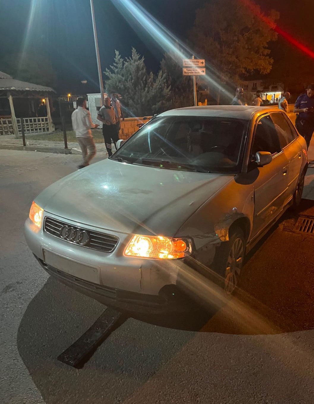 Otomobil ile &uuml;&ccedil; tekerlekli motosiklet &ccedil;arpıştı: 2 yaralı