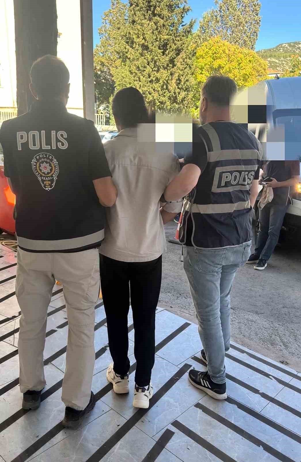 Okulun bah&ccedil;esindeki Atat&uuml;rk b&uuml;st&uuml;n&uuml; s&ouml;ken şahıs yakalandı