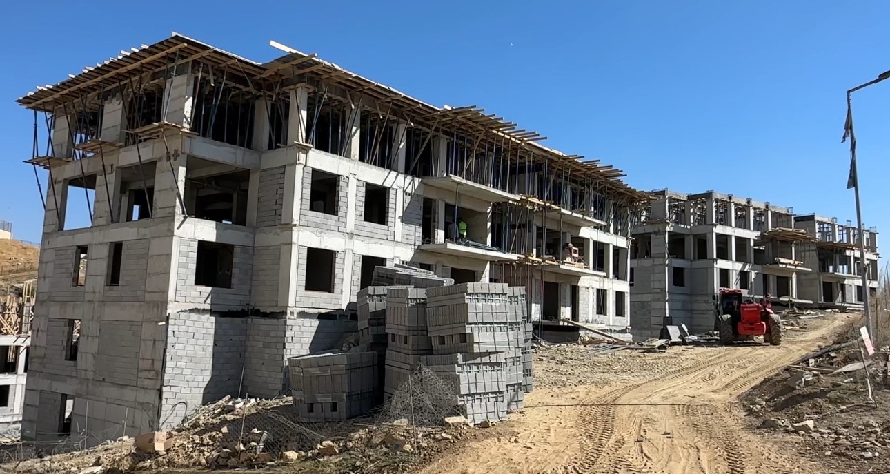 Y&uuml;ksekova&rsquo;da vatandaşlar i&ccedil;in devlet 48 konutluk binalar yapımına devam ediyor