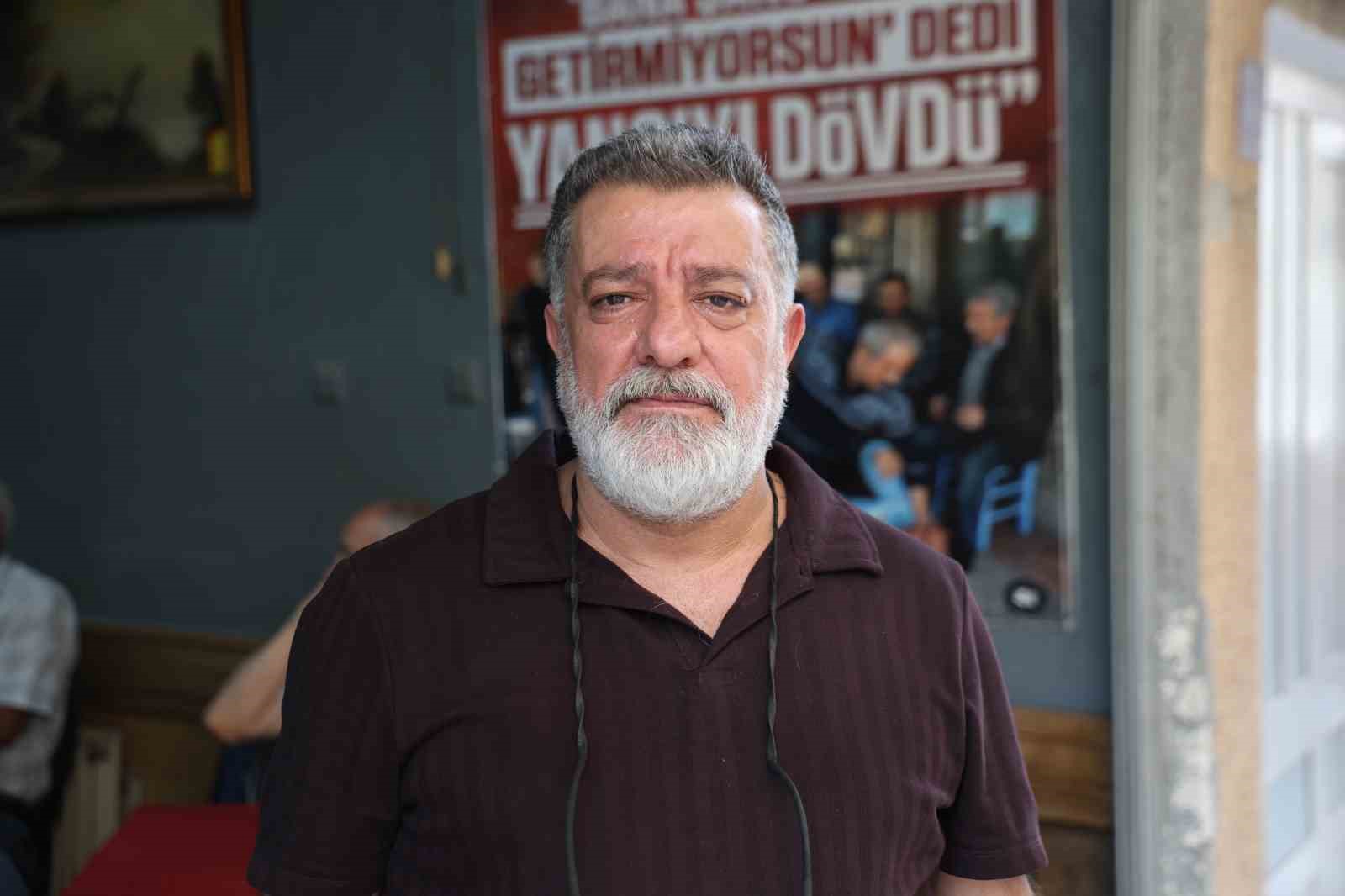 Bu kahvehanede masa yancıları ayrı masada oturuyor