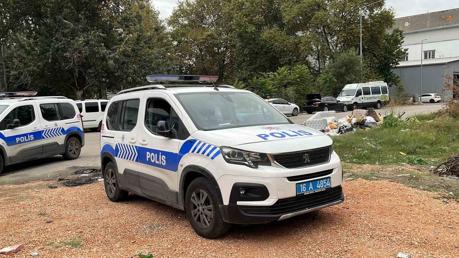 Kendini otomobile kilitleyen kadın ekiplere zor anlar yaşattı