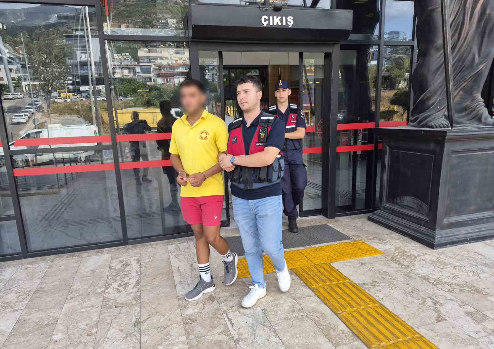 Alanya’da market çalışanını bıçaklayan 2 kardeş tutuklandı