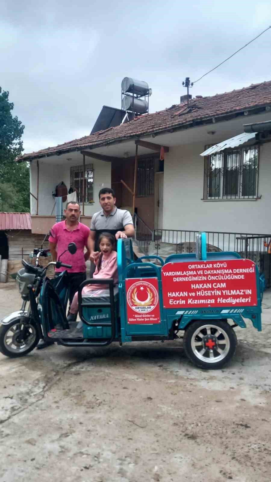 Minik Ecrin&rsquo;in elektrikli ara&ccedil; sevinci