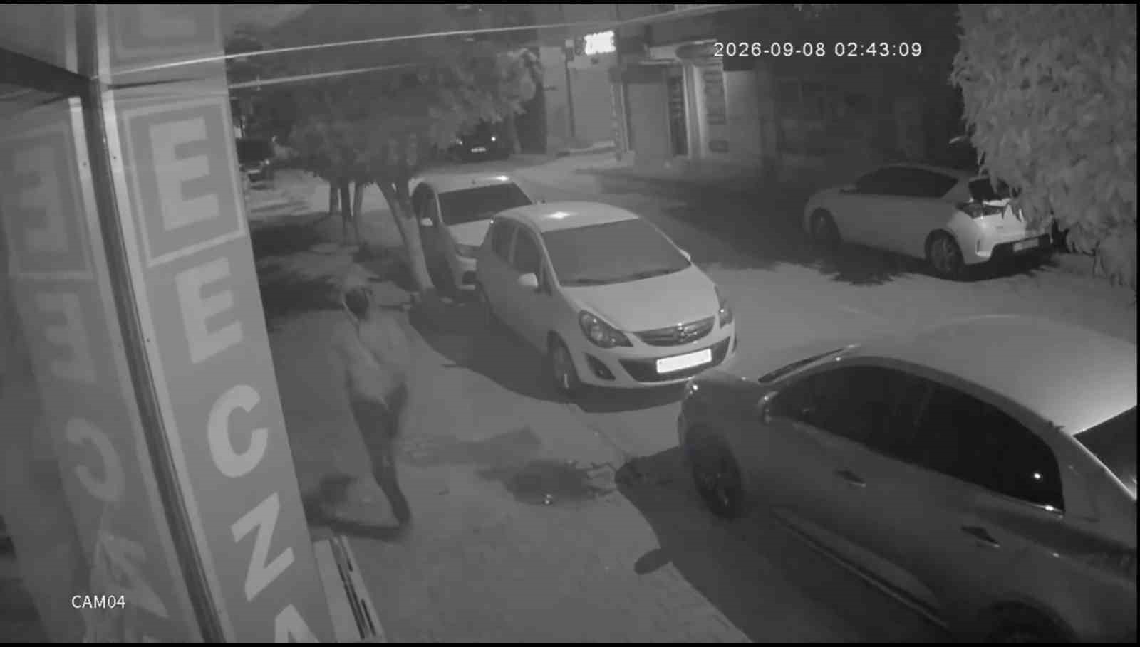 Polisin baskın yaptığı evin balkonundan ka&ccedil;maya &ccedil;alışan uyuşturucu tacirinin o anları kamerada