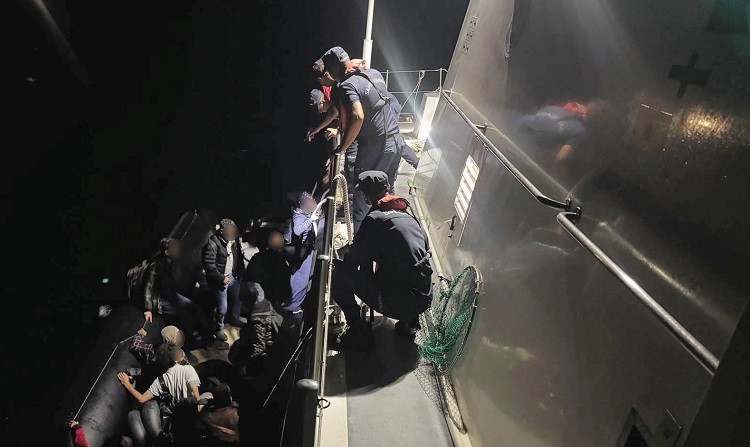 İzmir&rsquo;de 73 d&uuml;zensiz g&ouml;&ccedil;men yakalandı