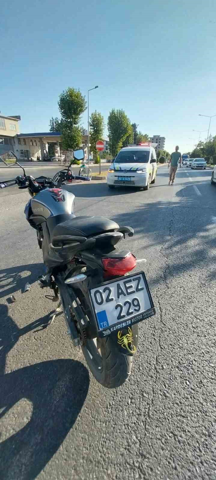 Adıyaman&rsquo;da otomobil ile motosiklet &ccedil;arpıştı: 1 yaralı