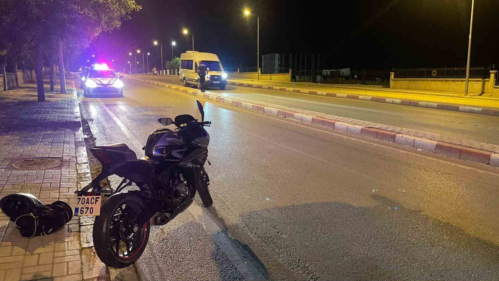 Karaman’da kaldırımı aşarak karşı şeride geçen motosikletin sürücüsü ölümden döndü