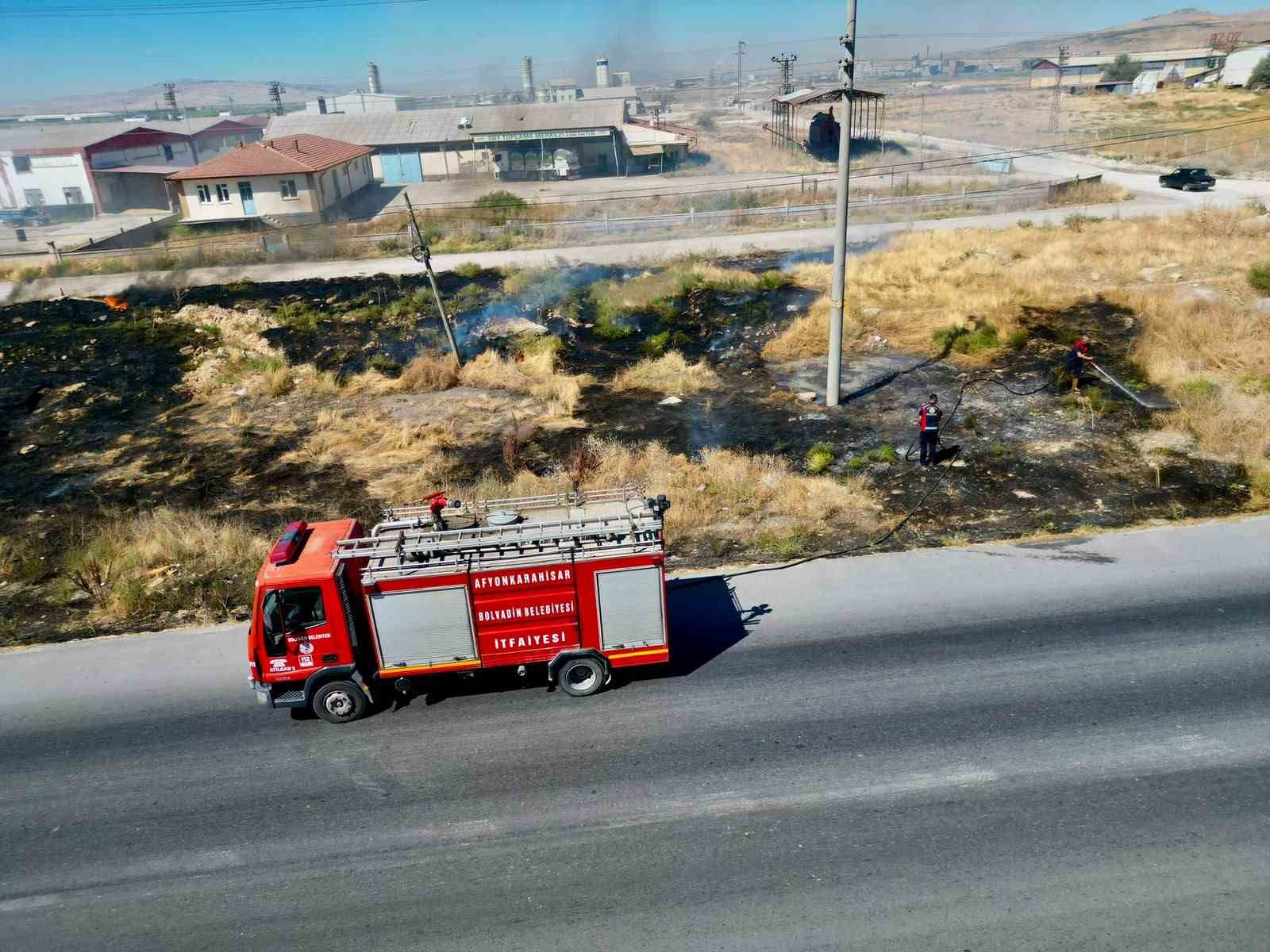 Yol kenarında &ccedil;ıkan anız yangını s&uuml;r&uuml;c&uuml;lere zor anlar yaşattı