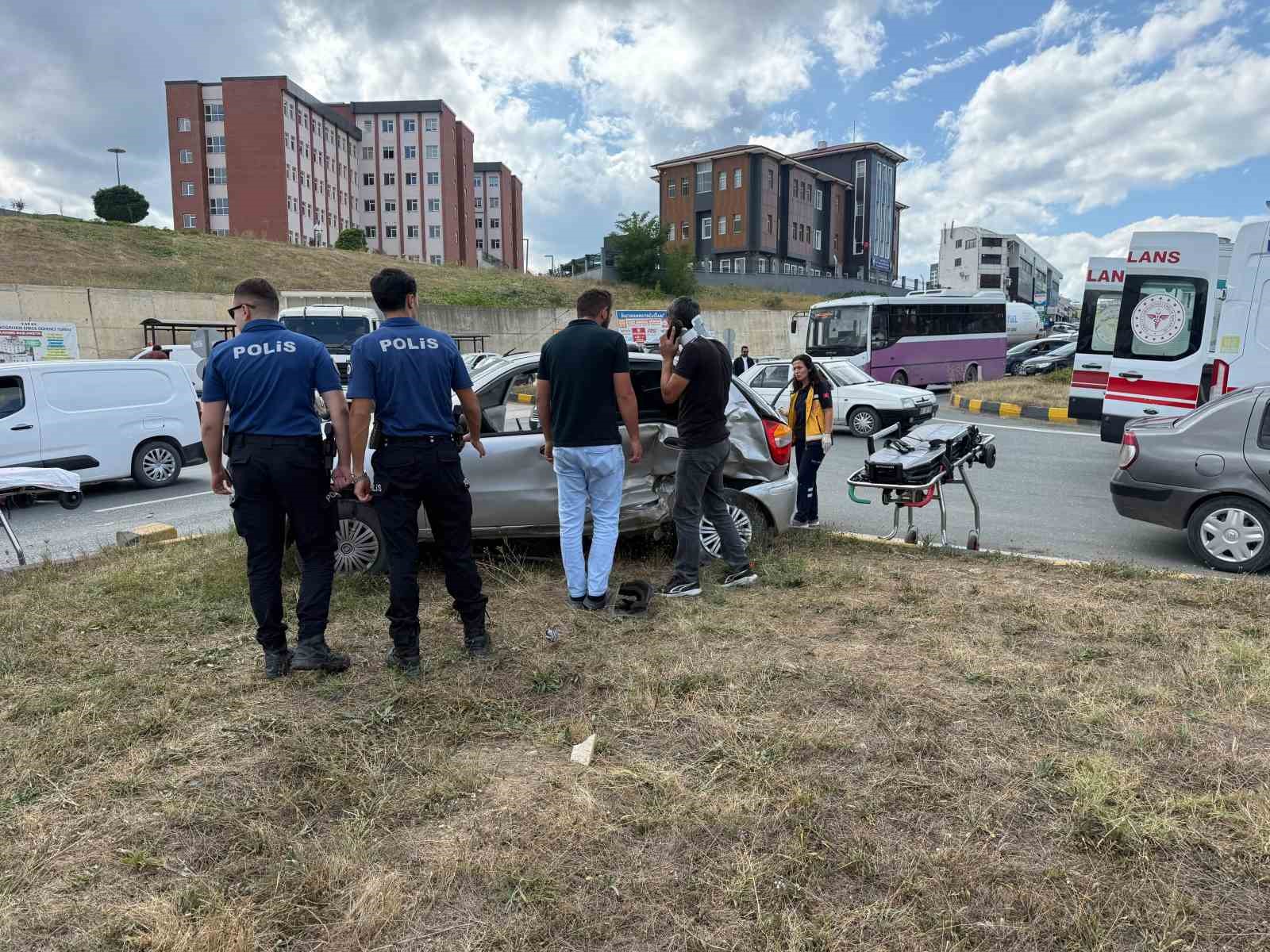 Kastamonu&rsquo;da otomobil ile hafif ticari ara&ccedil; &ccedil;arpıştı: 3 yaralı