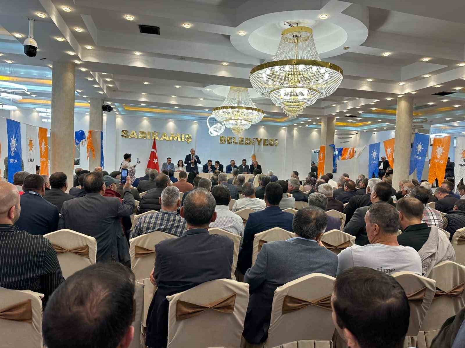 AK Parti Kars&rsquo;ta il&ccedil;e teşkilatlarını buluşturdu: "Birlik ve beraberlik i&ccedil;inde &ccedil;alışmaya devam edeceğiz"