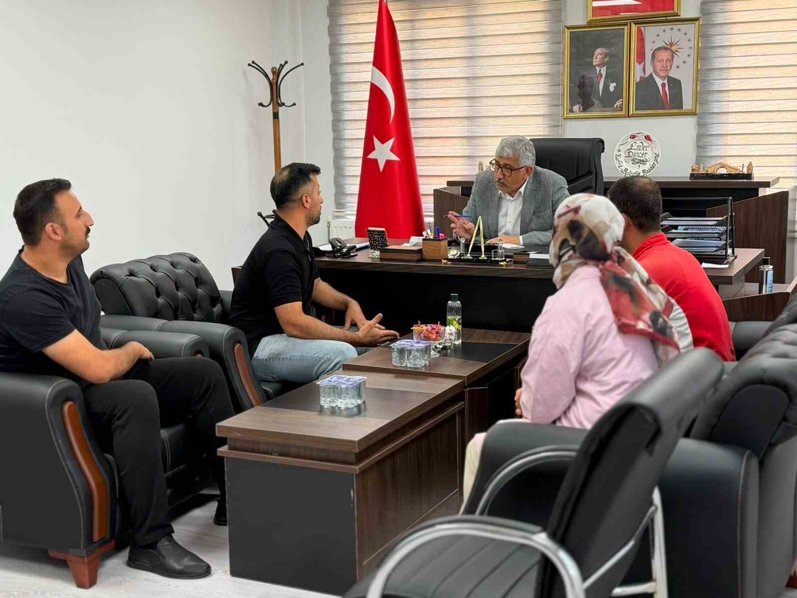 Başkan Halla&ccedil;: "Kapımız da g&ouml;nl&uuml;m&uuml;z de halkımıza a&ccedil;ık"