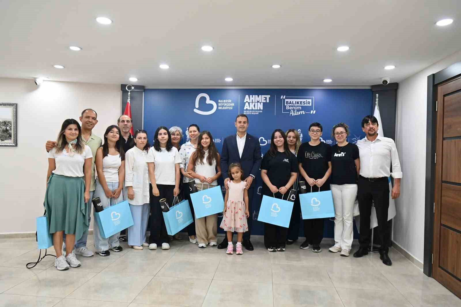 Başkan Ahmet Akın, LGS birincilerini makamında ağırladı