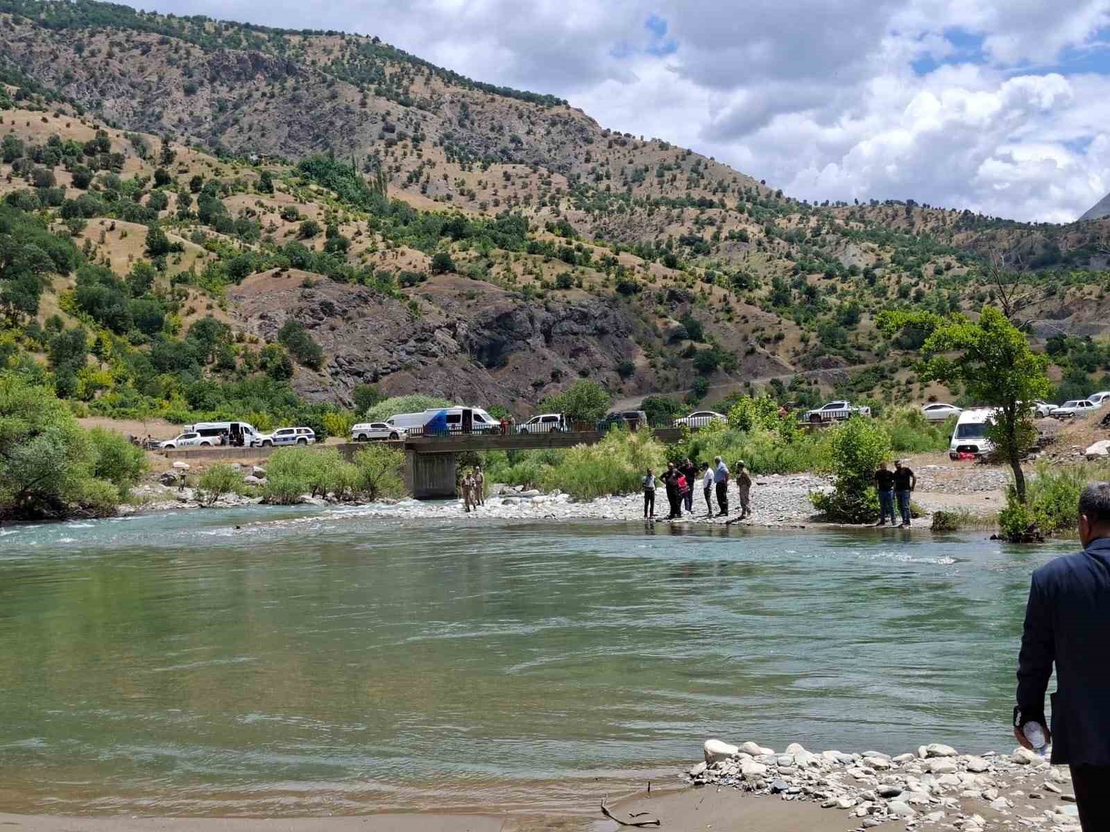Akıntıya kapılan şahıs i&ccedil;in arama &ccedil;alışmaları s&uuml;r&uuml;yor