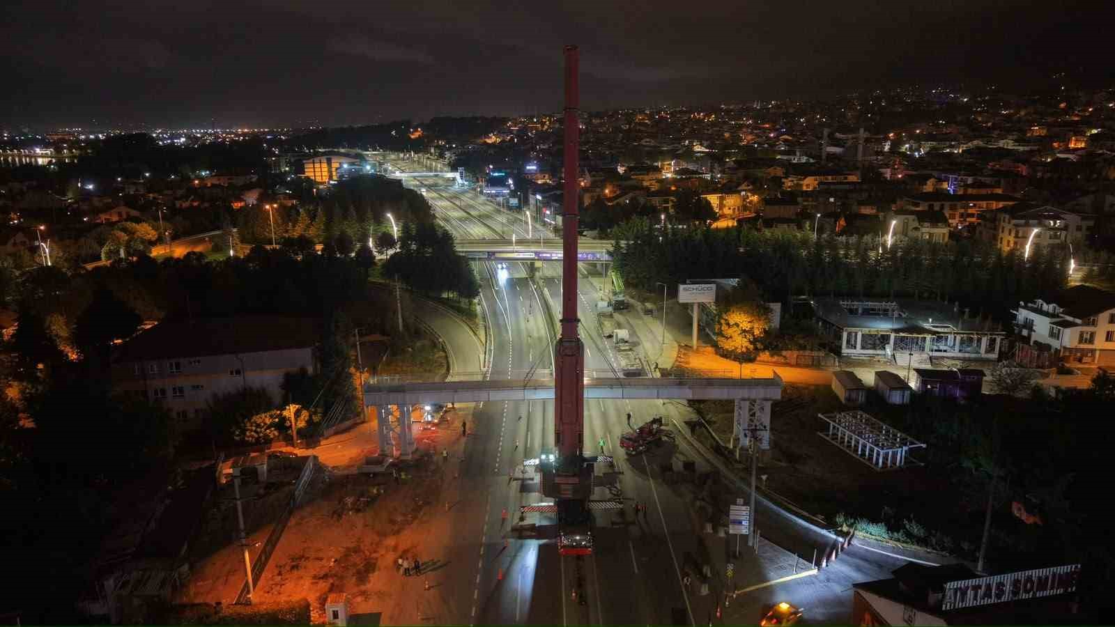 Başiskele Kavşağı&rsquo;nda 80 tonluk tabliye gece operasyonuyla yerine konuldu