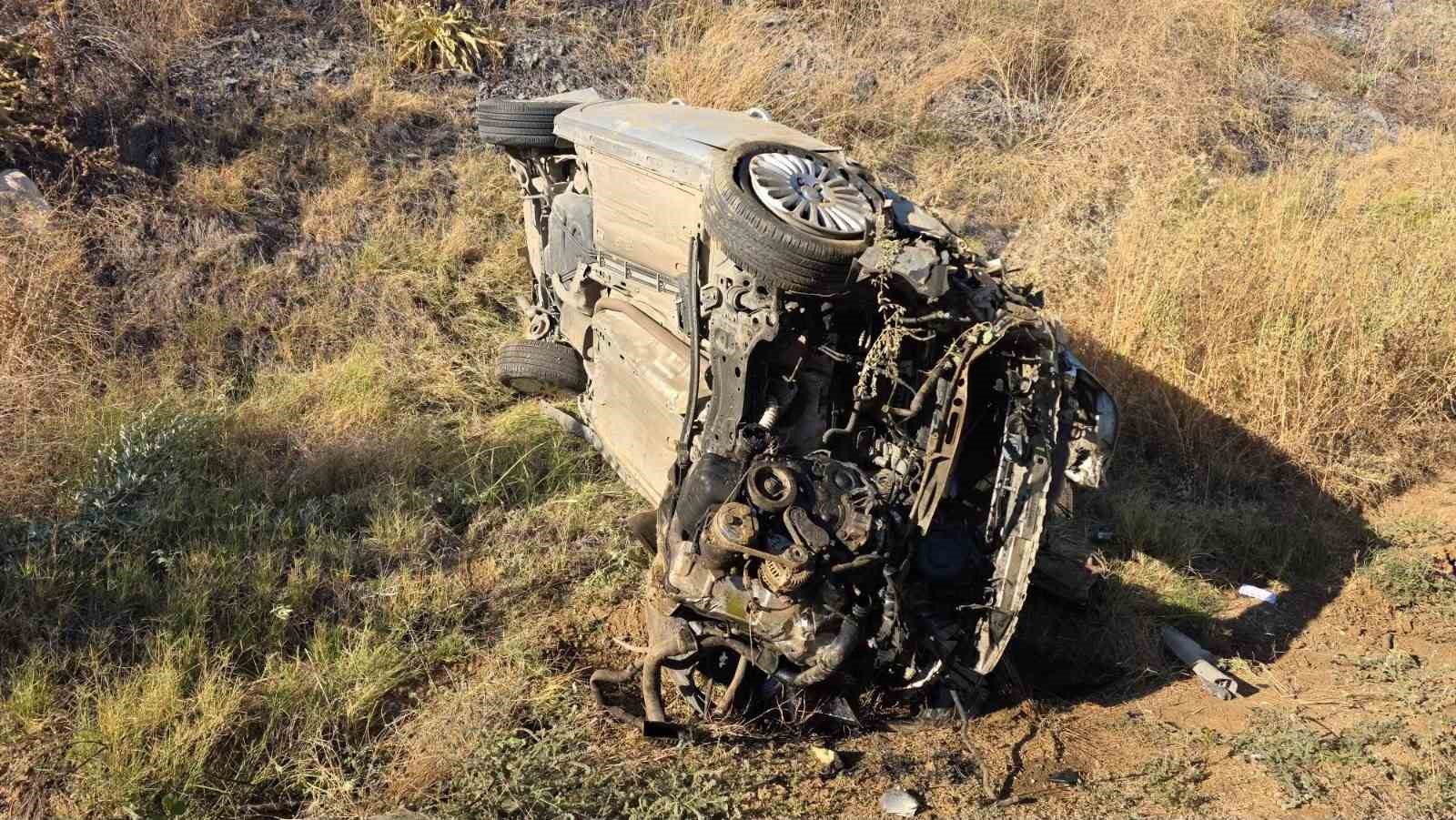 Otomobil zeytinliğe u&ccedil;tu: 1&rsquo;i ağır 2 yaralı