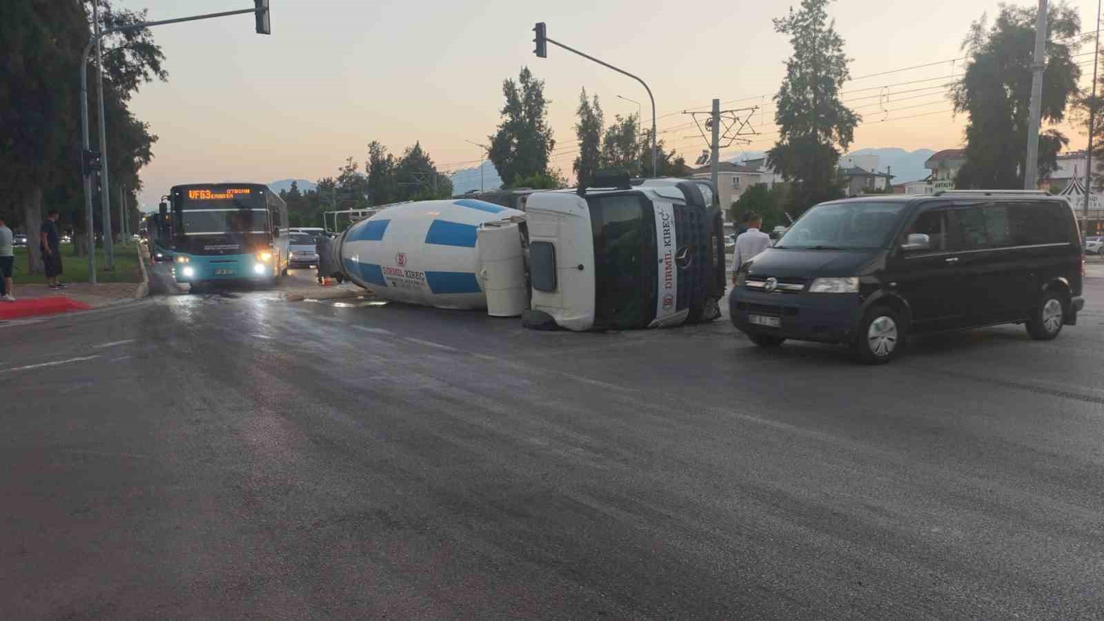 Antalya&rsquo;da beton mikseri devrildi: 1 yaralı