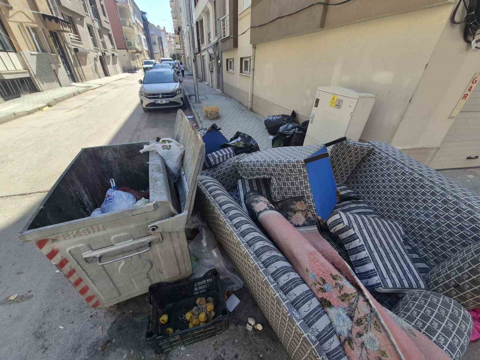 Konteynere sığmayan hacimli eşyalar &ccedil;evre kirliliğine yol a&ccedil;ıyor
