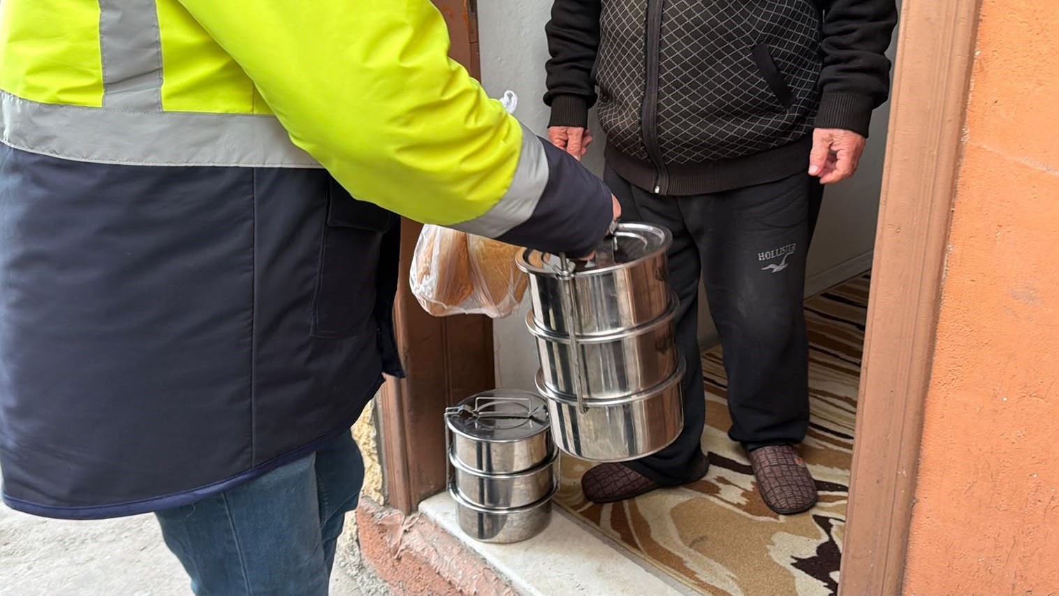 Karab&uuml;k Belediyesinden her g&uuml;n 430 kişiye sıcak yemek desteği
