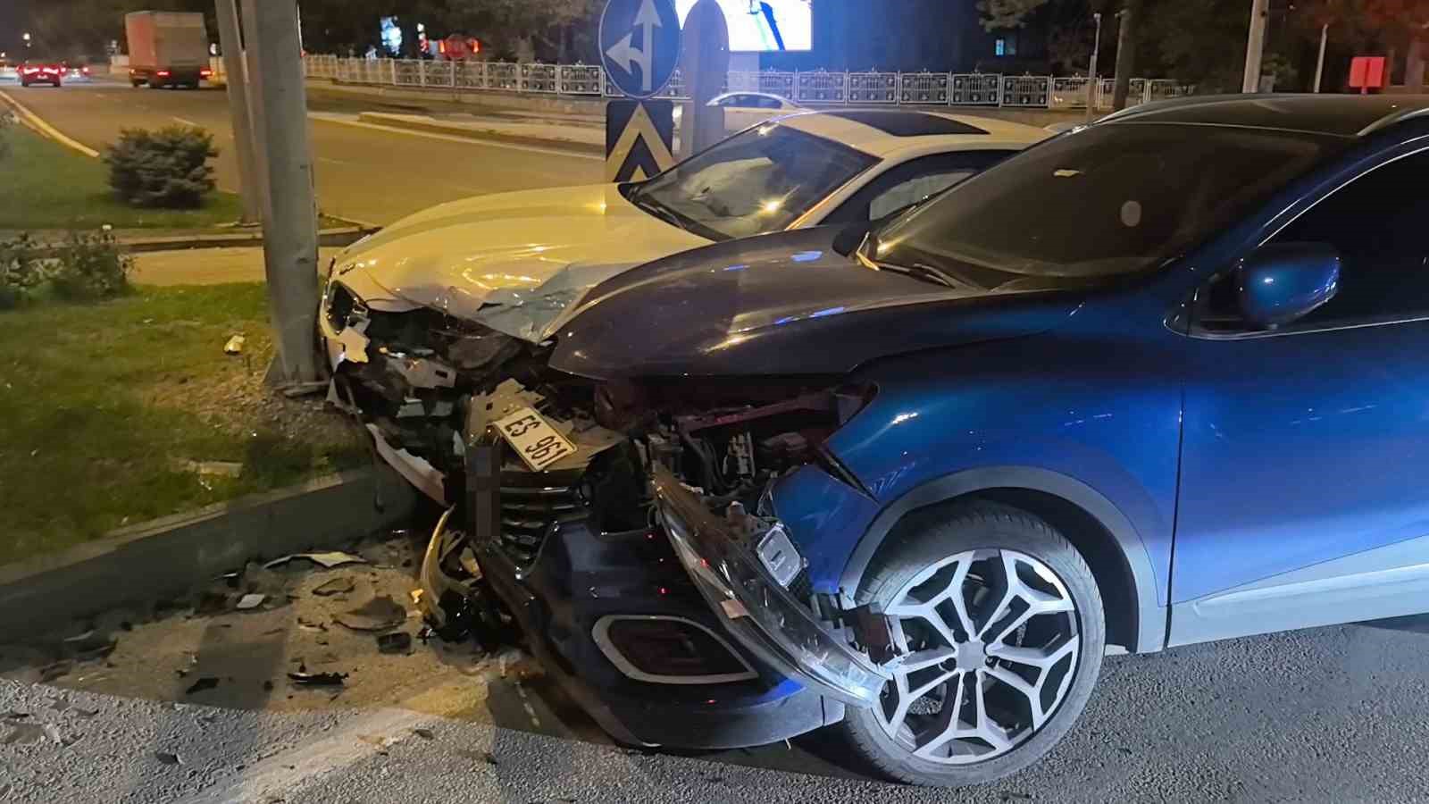 Erzurum&rsquo;da kavşakta otomobiller &ccedil;arpıştı: 2 yaralı
