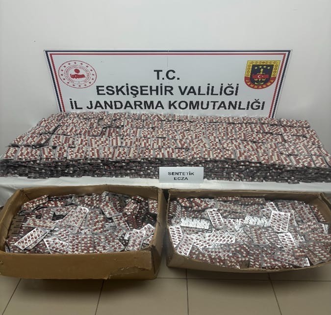 Jandarma 84 bin adet sentetik ecza hapı ele ge&ccedil;irdi, 3 kişi tutuklandı
