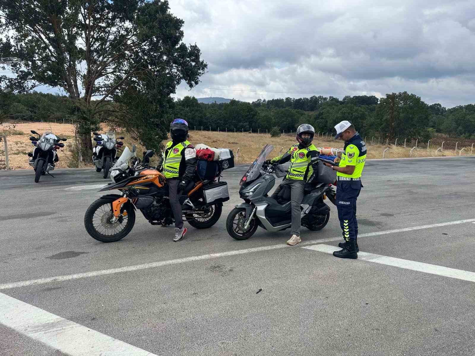 Jandarmadan motosiklet s&uuml;r&uuml;c&uuml;s&uuml; denetimi ve eğitim faaliyeti