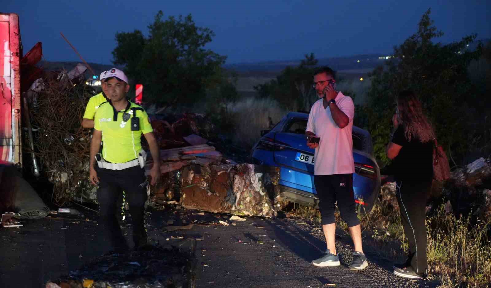 Metal y&uuml;kl&uuml; tır yola devrildi: Karı-koca faciadan son anda kurtuldu