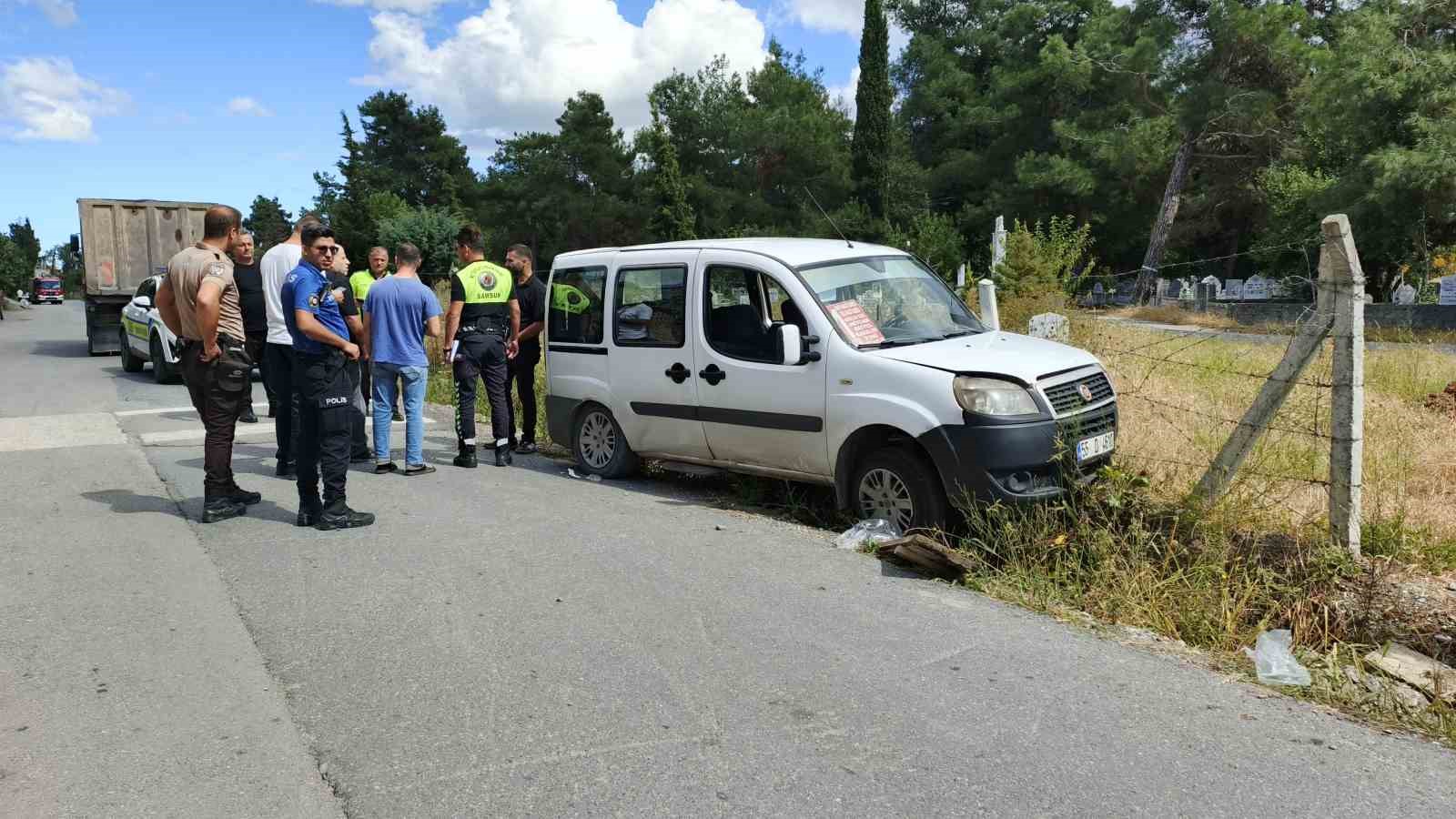Direksiyonda rahatsızlanan gen&ccedil; dolmuş s&uuml;r&uuml;c&uuml;s&uuml; mezarlığın tel &ouml;rg&uuml;s&uuml;ne &ccedil;arptı