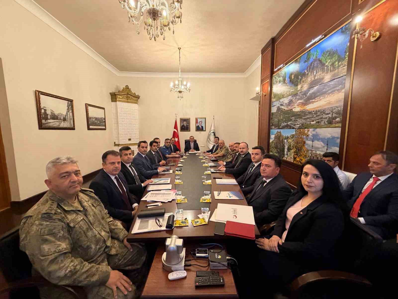 Kars&rsquo;ta G&uuml;venlik Zirvesi: okul &ccedil;evreleri ve sınır g&uuml;venliği masaya yatırıldı
