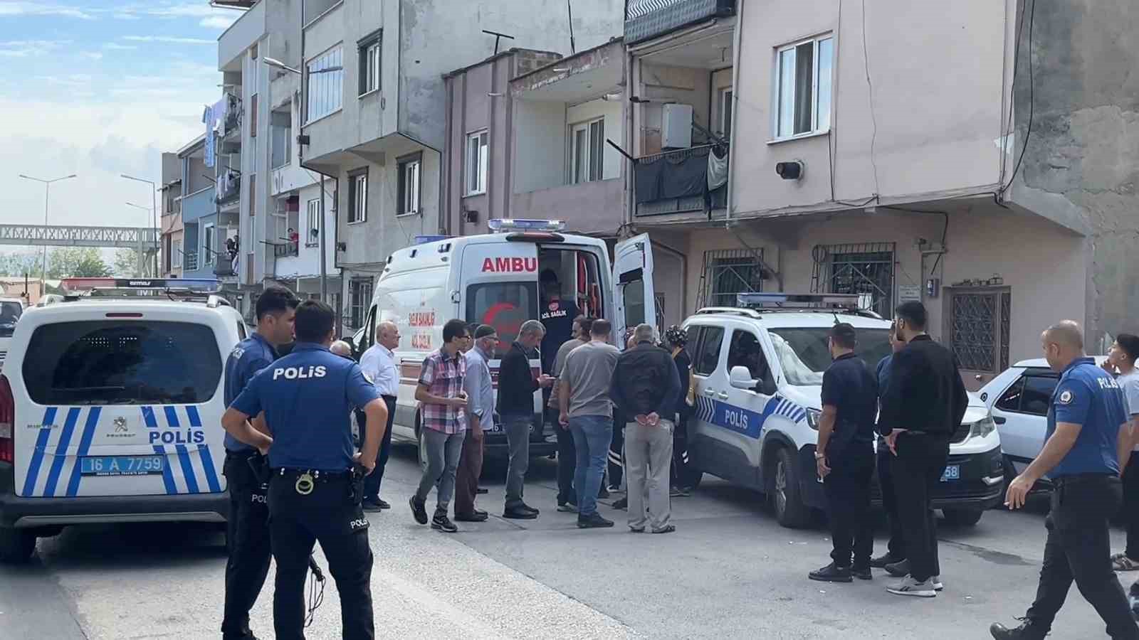 Hastaneye yatmamak i&ccedil;in polise bı&ccedil;ak &ccedil;ekip direndi