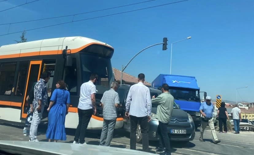 Eskişehir&rsquo;de tramvay ile ara&ccedil; &ccedil;arpıştı, seferlerde aksama yaşandı