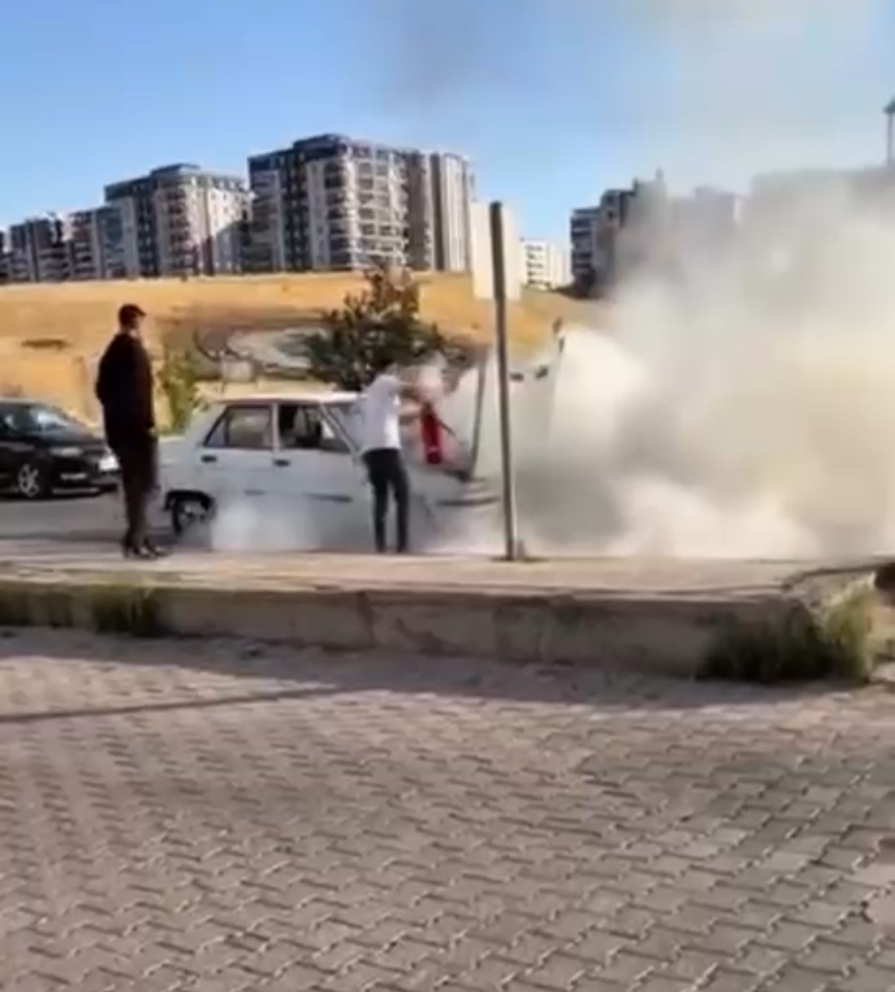 Siirt’te seyir halindeki otomobil alev aldı, yangını belediye otobüs şoförü söndürdü